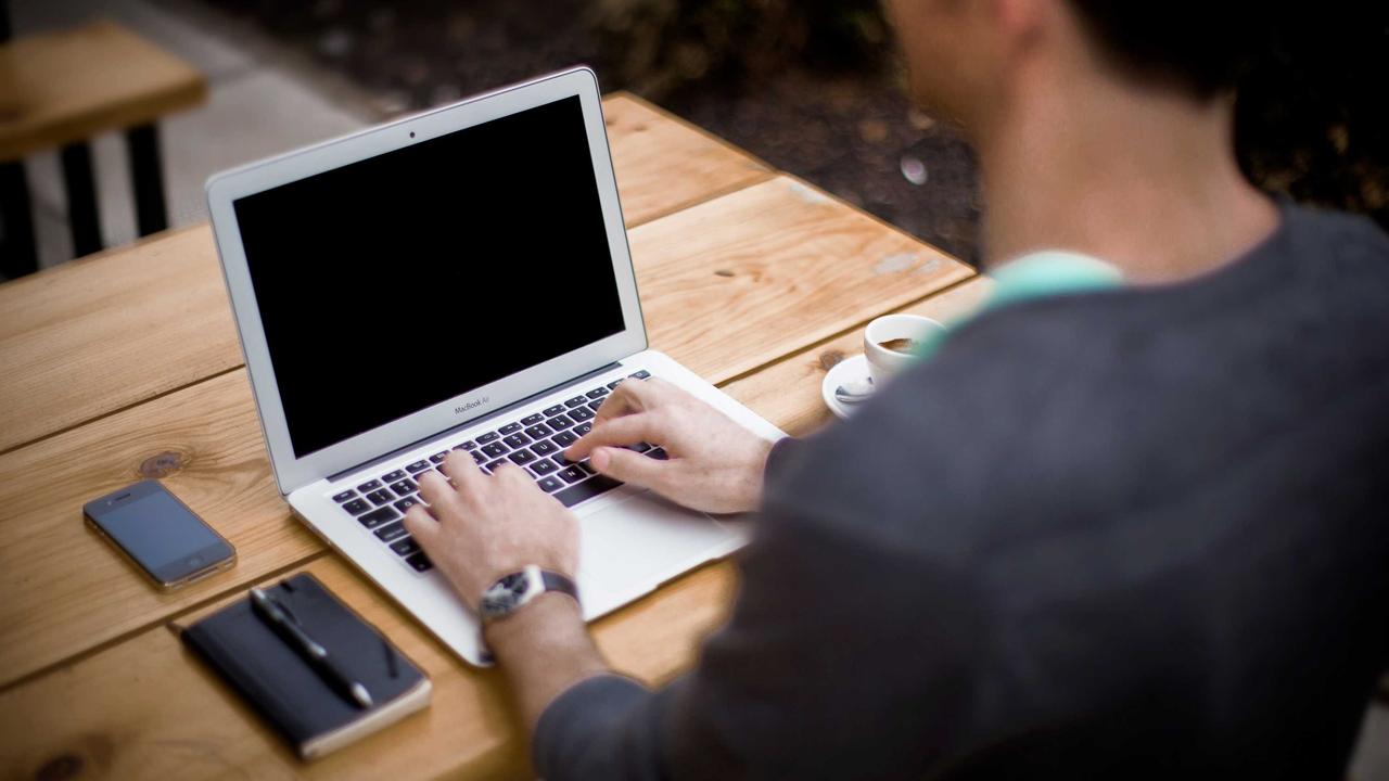 Minh họa chi tiết cho ph&acirc;n đoạn: Tại sao n&ecirc;n chọn c&ocirc;ng cụ tải video online thay v&igrave; c&agrave;i đặt phần mềm?